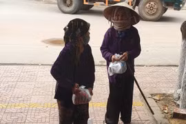 Người có hoàn cảnh khó khăn đến lấy quà hỗ trợ. (Ảnh: Nhân vật cung cấp)