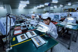 Dây chuyền kiểm tra bảng mạch điện tử tại một doanh nghiệp của Hàn Quốc tại khu công nghiệp Yên Phong. (Ảnh: Danh Lam/TTXVN)