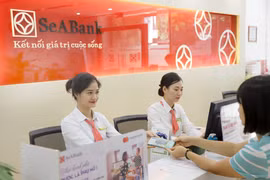 Giao dịch tại SeABank. (Ảnh: CTV/Vietnam+)
