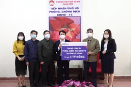 Đại diện BIDV trao tặng ủng hộ 3 tỷ đồng phòng chống COVID-19 tại Hải Dương. (Ảnh: Vietnam+)