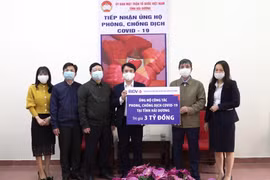 Đại diện BIDV trao tặng ủng hộ 3 tỷ đồng phòng chống COVID-19 tại Hải Dương. (Ảnh: Vietnam+)