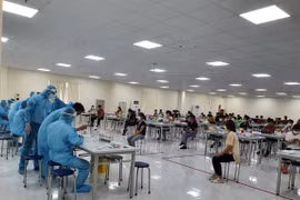 Lấy mẫu xét nghiệm cho công nhân tại khu công nghiệp. (Ảnh: TTXVN phát)