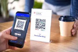 Thanh toán cà phê bằng VietQR một cách đơn giản nhằm hạn chế lây nhiễm dịch bệnh. (Ảnh: Vietnam+)