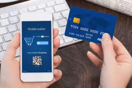 Thẻ chip có gắn một vi mạch trên bề mặt thẻ, đây là điểm khác biệt cơ bản giữa thẻ chip và thẻ băng từ. (Ảnh: Vietnam+)