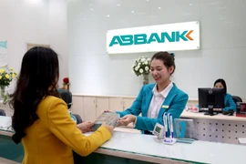 Giao dịch tại ABBANK. (Ảnh: CTV/Vietnam+)