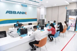 Giao dịch tại ABBANK. (Ảnh: CTV/Vietnam+)