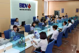 Giao dịch tại BIDV. (Ảnh: Vietnam+)