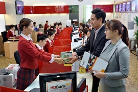 Giao dịch tại HDBank. (Ảnh: Vietnam+)