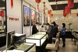 Giao dịch vàng tại doanh nghiệp. (Ảnh: Vietnam+)