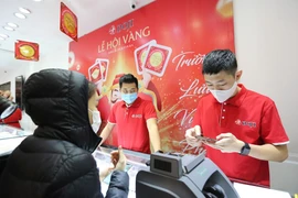 Giao dịch vàng tại Doji. (Ảnh: PV/Vietnam+)