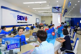 Giao dịch tại BIDV. (Ảnh: Vietnam+)