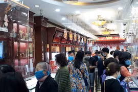 Giao dịch vàng tại doanh nghiệp. (Ảnh: Vietnam+)