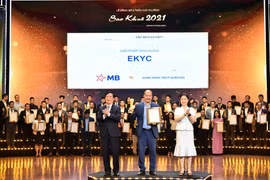 Ông Nguyễn Đức Huy – Phó giám đốc Khối ngân hàng số MB đại diện nhận giải thưởng. (Ảnh: Vietnam+)