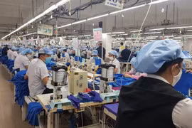 Sản xuất may mặc tại Công ty Dệt 29/3 Đà Nẵng. (Ảnh: Thúy Hà/Vietnam+)