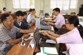 Giao dịch tại Ngân hàng Chính sách Bình Định. (Ảnh: Vietnam+)