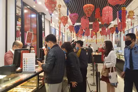Giao dịch vàng tại doanh nghiệp. (Ảnh: PV/Vietnam+)