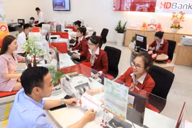 Giao dịch tại ngân hàng. (Ảnh: CTV/Vietnam+)