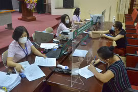 Chi nhánh các tỉnh thành trong cả nước đều chủ động làm các vách ngăn nhằm đảm bảo giao dịch giữa cán bộ ngân hàng với khách hàng được an toàn. (Ảnh: Vietnam+)