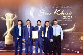 Ông Đàm Hồng Tiến - Giám đốc Khối Bán lẻ VietinBank nhận Giải thưởng Sao Khuê năm 2021. (Ảnh: Vietnam+)
