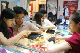 Giao dịch vàng tại Bảo Tín Minh Châu. (Ảnh: PV/Vietnam+)