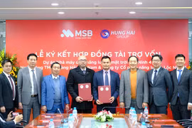 Lãnh đạo hai bên tham gia ký kết. (Ảnh: CTV/Vietnam+)