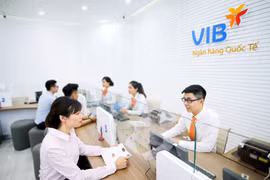 Giao dịch tại VIB. (Ảnh: CTV/Vietnam+)