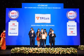 Ông Nguyễn Việt Anh – Phó Tổng giám đốc Ngân hàng TPBank tại lễ trao giải của VnReport. (Ảnh: Vietnam+)