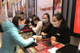 Giao dịch vàng tại doanh nghiệp. (Ảnh: Vietnam+)