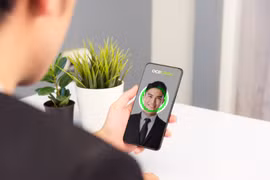 Công nghệ sinh trắc và AI giúp xác thực, bảo mật khi giao dịch. (Ảnh: Vietnam+)