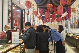 Giao dịch vàng tại Doji. (Ảnh: PV/Vietnam+)