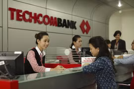 Giao dịch tại Techcombank. (Ảnh: CTV/Vietnam+)