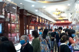 Giao dịch vàng tại Bảo Tín Minh Châu. (Ảnh: PV/Vietnam+)