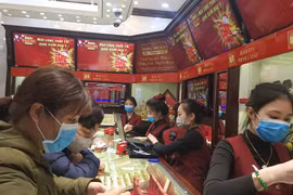 Giao dịch vàng tại Bảo Tín Minh Châu. (Ảnh: PV/Vietnam+)