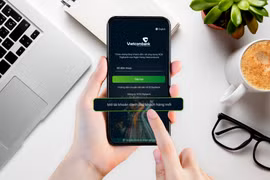 Với giải pháp định danh trực tuyến eKYC khách hàng không cần phải đến ngân hàng. (Ảnh: Vietnam+) 