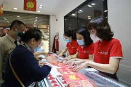 Giao dịch vàng tại doanh nghiệp. (Ảnh: Vietnam+)