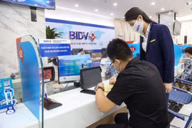 Giao dịch tại BIDV. (Ảnh: Vietnam+)