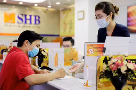 Giao dịch tại SHB. (Ảnh: CTV/Vietnam+)