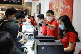 Giao dịch vàng tại Doji. (Ảnh: PV/Vietnam+)