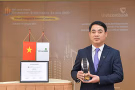Chủ tịch Vietcombank Nghiêm Xuân Thành nhận danh hiệu "Lãnh đạo xuất sắc trong việc ứng phó với đại dịch COVID-19 tại Việt Nam” do The Asian Banker trao tặng. (Ảnh: Vietnam+)