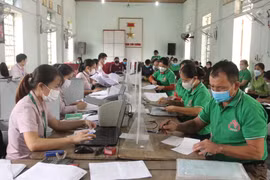 Ngân hàng Chính sách huyện Con Cuông giải ngân vốn kịp thời cho những lao động trở về địa phương. (Ảnh: Vietnam+)