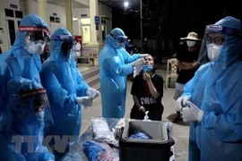 Lấy mẫu xét nghiệm SARS-CoV-2. (Nguồn: TTXVN) 