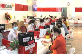 Giao dịch tại HDBank. (Ảnh: Vietnam+)