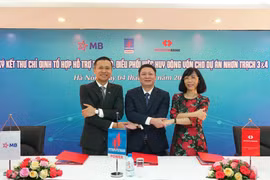 Lãnh đạo 3 bên tham gia ký kết. (Ảnh: CTV/Vietnam+)