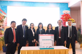 Bà Trần Thị Thu Hằng (đeo kính) được bầu làm Chủ tịch Hội đồng quản trị Ngân hàng Kiên Long. (Ảnh: CTV/Vietnam+)