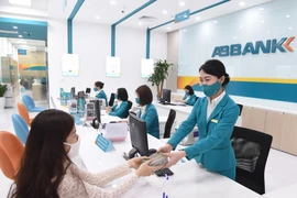 Giao dịch tại ABBANK. (Ảnh: CTV/Vietnam+)