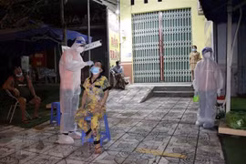 Lấy mẫu xét nghiệm COVID-19 cho người dân. (Nguồn: TTXVN)