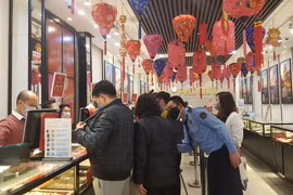 Giao dịch vàng tại Doji. (Ảnh: PV/Vietnam+)