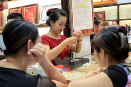 Giao dịch vàng tại doanh nghiệp. (Ảnh: TTXVN)