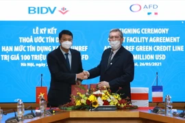 Ông Lê Ngọc lâm - Tổng Giám đốc BIDV và ông Fabrice Richy - Giám đốc AFD Việt Nam đại diện 2 bên tham gia ký kết. (Ảnh: Vietnam+)