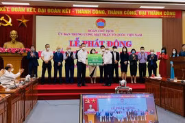 Lãnh đạo Vietcombank trao ủng hộ cho đại diện Ủy ban Trung ương Mặt trận Tổ quốc Việt Nam. (Ảnh: Vietnam+)